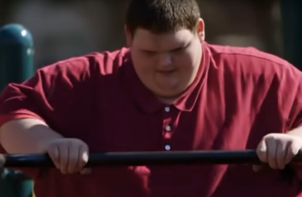 Хлопець з ожирінням. Фото: скріншот YouTube-відео