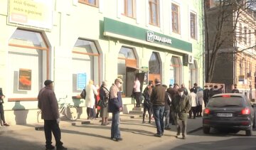 Відділення Ощадбанку. Фото: скріншот YouTube-відео