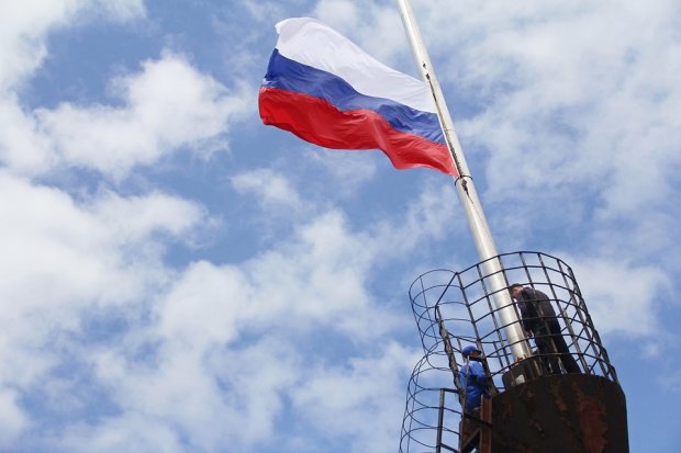 Только что! На Донбассе повесили флаг РФ. Это уже официальный захват. Вот и началось