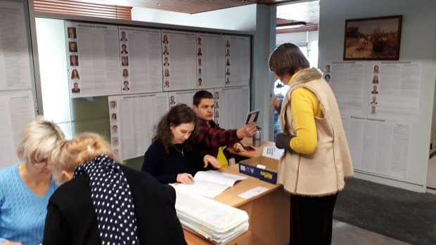 Притворилась мертвой. Самая находчивая избирательница попала на видео в Киеве