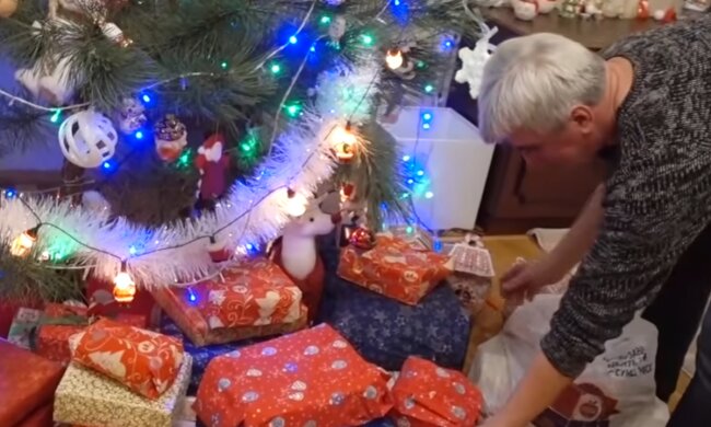 Украинцы активно готовят новогодние подарки. Фото: скриншот YouTube-видео