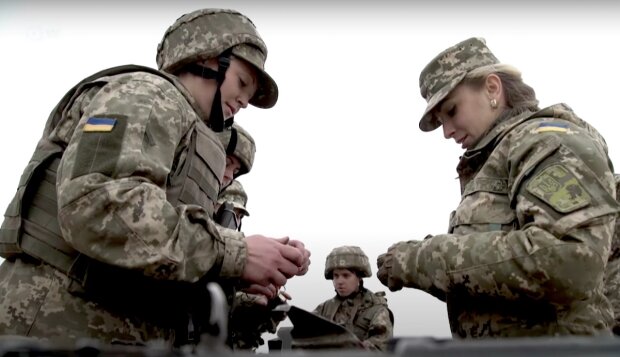 Женщины военные. Фото: YouTube, скрин