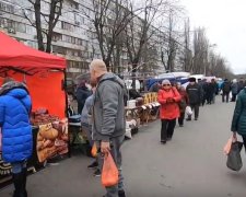 В Киеве, несмотря на карантин, проводятся продовольственные ярмарки. Фото: скриншот YouTube