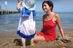На пляж с ребенком берите с собой солнцезащитный крем. Фото: скриншот видео