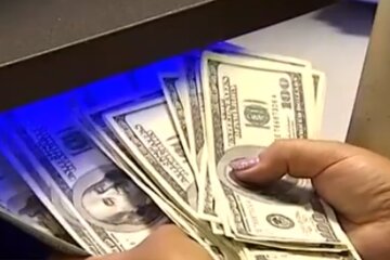 Долари. Фото: скріншот YouTube-відео