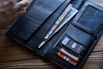 Кошелек с деньгами. Фото: скриншот YouTube-видео