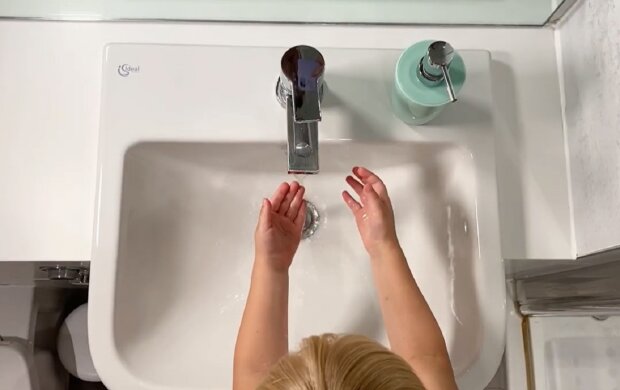 Миття рук. Фото: YouTube