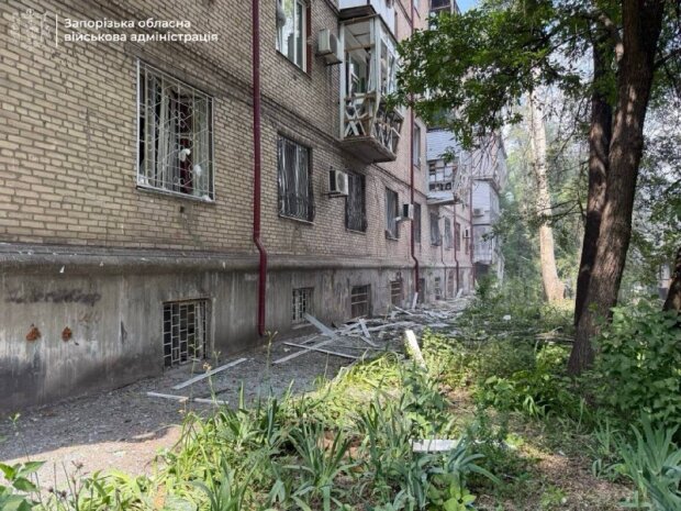 Наслідки російського удару по супермаркету в Запоріжжі: пошкоджена будівля, постраждали цивільні