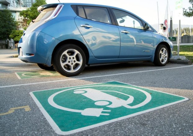 Водителей начнут штрафовать за парковку на местах для электромобилей