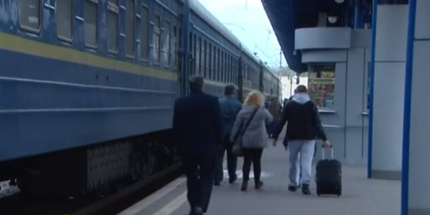 Украинцы массово сдают билеты из-за коронавируса. Фото: скриншот YouTube