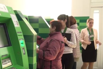 Клиенты снова жалуются на работу банка. Фото: скрин youtube