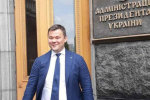 Безумное декольте, роскошные девахи: в сеть выставили, как глава офиса Зеленского гульбенил на День Независимости