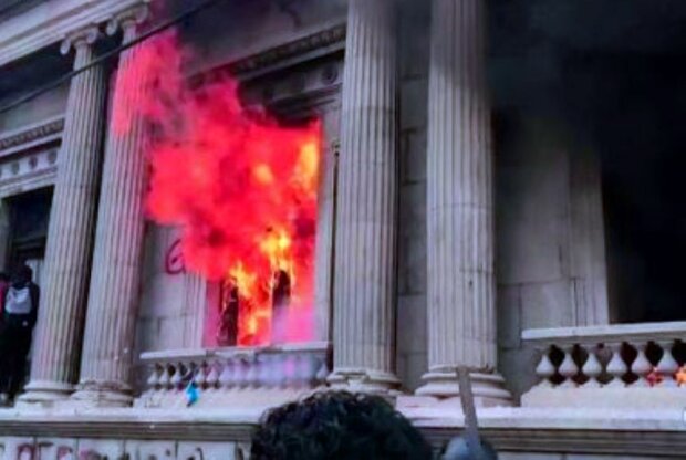 В Гватемале подожгли здание парламента. Фото: скриншот YouTube