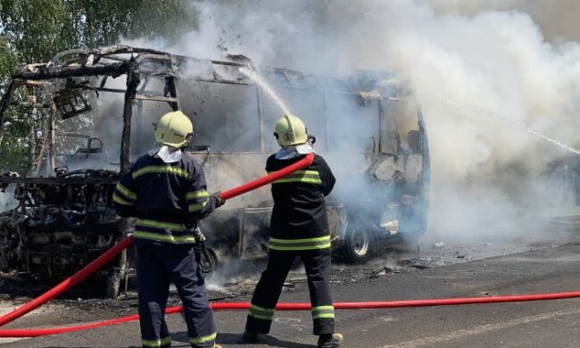 Люди едва успели выскочить: рейсовый автобус вспыхнул на ходу. Подробности, кадры с места событий