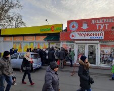 Украинцы на улице. Фото: "Стена"
