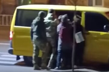 ТЦК у Львові. Фото: скріншот YouTube-відео