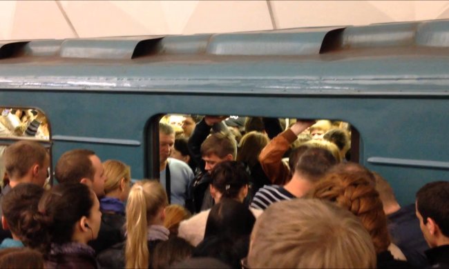 ЧП в Киевском метро: началась давка и паника. Подробности
