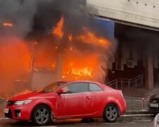 Масштабный пожар в центер Киева. Фото: скриншот Youtube