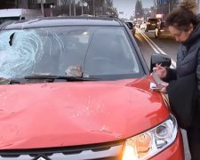 В Киеве куски с моста разбили авто, скриншот YouTube