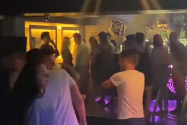 В ночном клубе всю ночь отмечали день рождения чиновники. Фото: скриншот YouTube