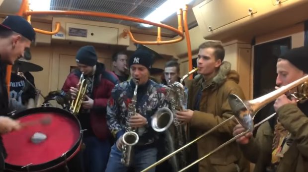 Музыканты в метро платят больше, фото: скриншот с youtube