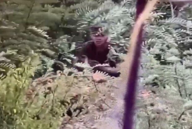 Боевик копает траншею к позициям ООС. Фото: скрин youtube