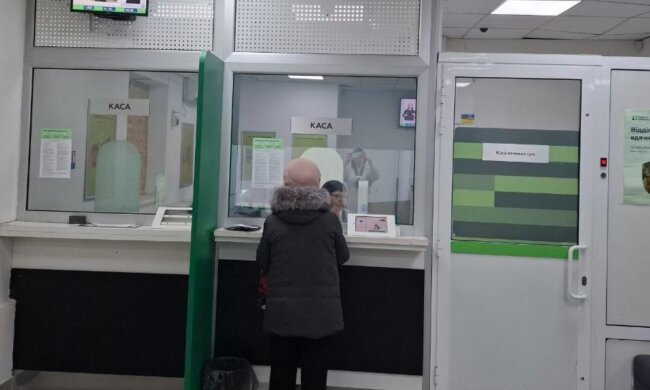 ПриватБанк, каса, клієнти, гроші. Фото: Стіна