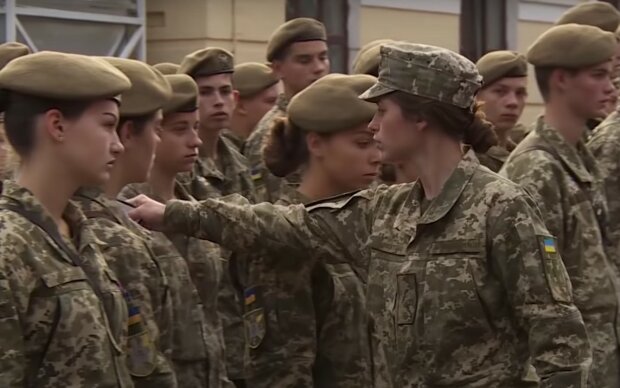 Девушки на службе ВСУ. Фото: скриншот YouTube-видео