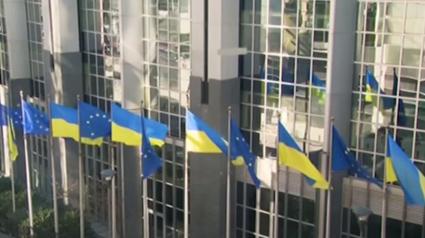 Прапори України та ЄС. Фото: скріншот YouTube-відео