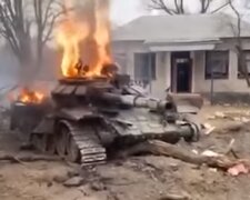 Горить танк рф. Фото: скріншот YouTube-відео