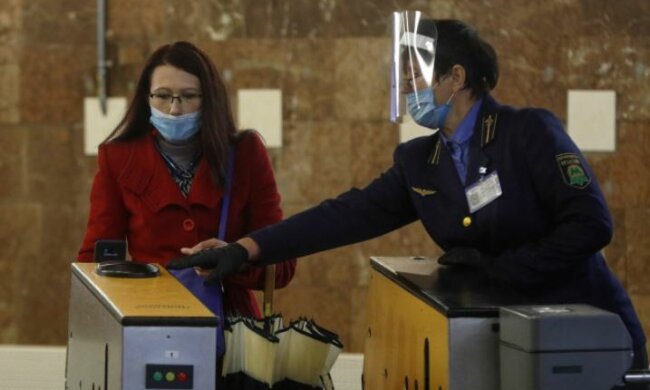 Киев. Киевский метрополитен. Масочный режим