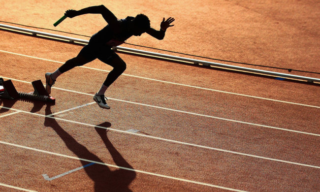 Не умеет считать: бегун начал праздновать победу, не добежав один круг до финиша. Видео