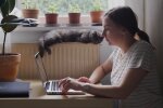 Работа за компьютером.  Фото: скриншот YouTube-видео