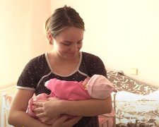 Мама з новонародженою дитиною. Фото: скріншот YouTube-відео