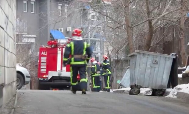 Пожарные в работе. Фото: скриншот YouTube