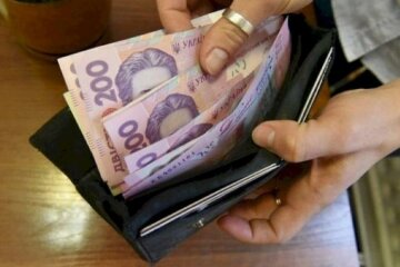 Деньги в кошельке. Фото: скриншот YouTube