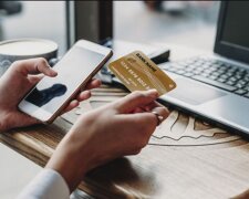 Грошові перекази на карту банку, податок за переказ коштів. Фото: ілюстративне
