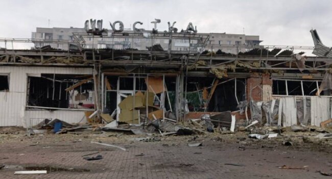 Зруйнована будівля вокзалу Шостка після нічної атаки російських дронів-шахедів