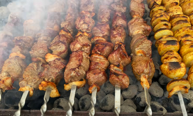 Какие дрова помогут сделать шашлык вкуснее. Фото: YouTube