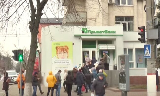 Отделение ПриватБанка. Фото: скриншот YouTube-видео