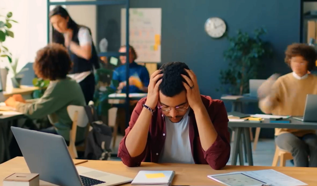 Как защититься от психологического давления на рабочем месте. Фото: YouTube