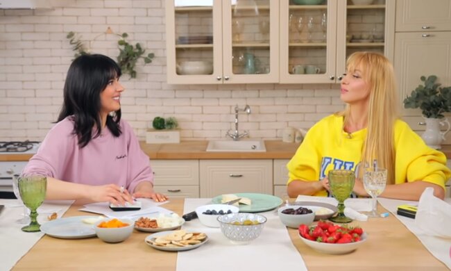 Оля Полякова та Маша Єфросиніна.  Фото: скріншот YouTube-відео