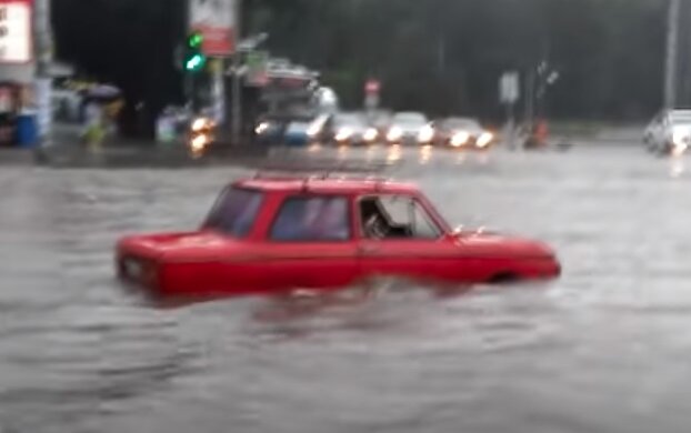 Пока внедорожники заливало дождем, "Запорожец" без проблем одолел затопленную ливнем дорогу