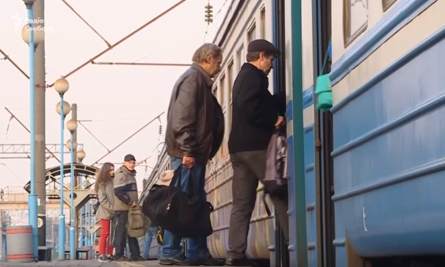 В пригородном поезде разгромили целый вагон, фото: скриншот с YouTube