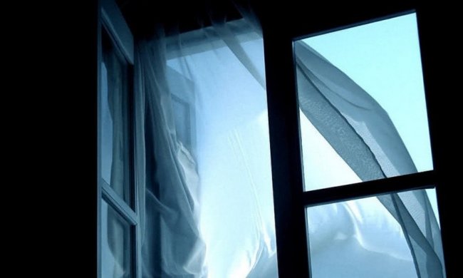 Во Львовской области девушка-подросток выпрыгнула из окна