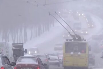 Киян попередили про ускладнення руху через снігопад. Фото: скріншот YouTube-відео