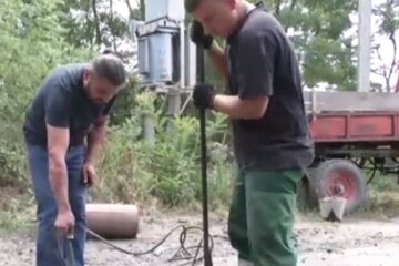 Дороги, которые мы заслужили: украинцы сами латают ямы после Укравотдора – кадры позора