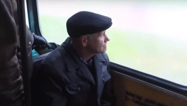 Пенсионер в транспорте. Фото: скриншот YouTube
