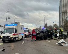 Страшное ДТП в столице: огромный автобус на полном ходу снес авто и вылетел на тротуар - видео