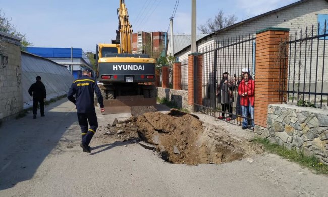 "Причащал сотни людей одной ложкой": в Днепре перерыли въезд в храм, на месте работают службы, фото